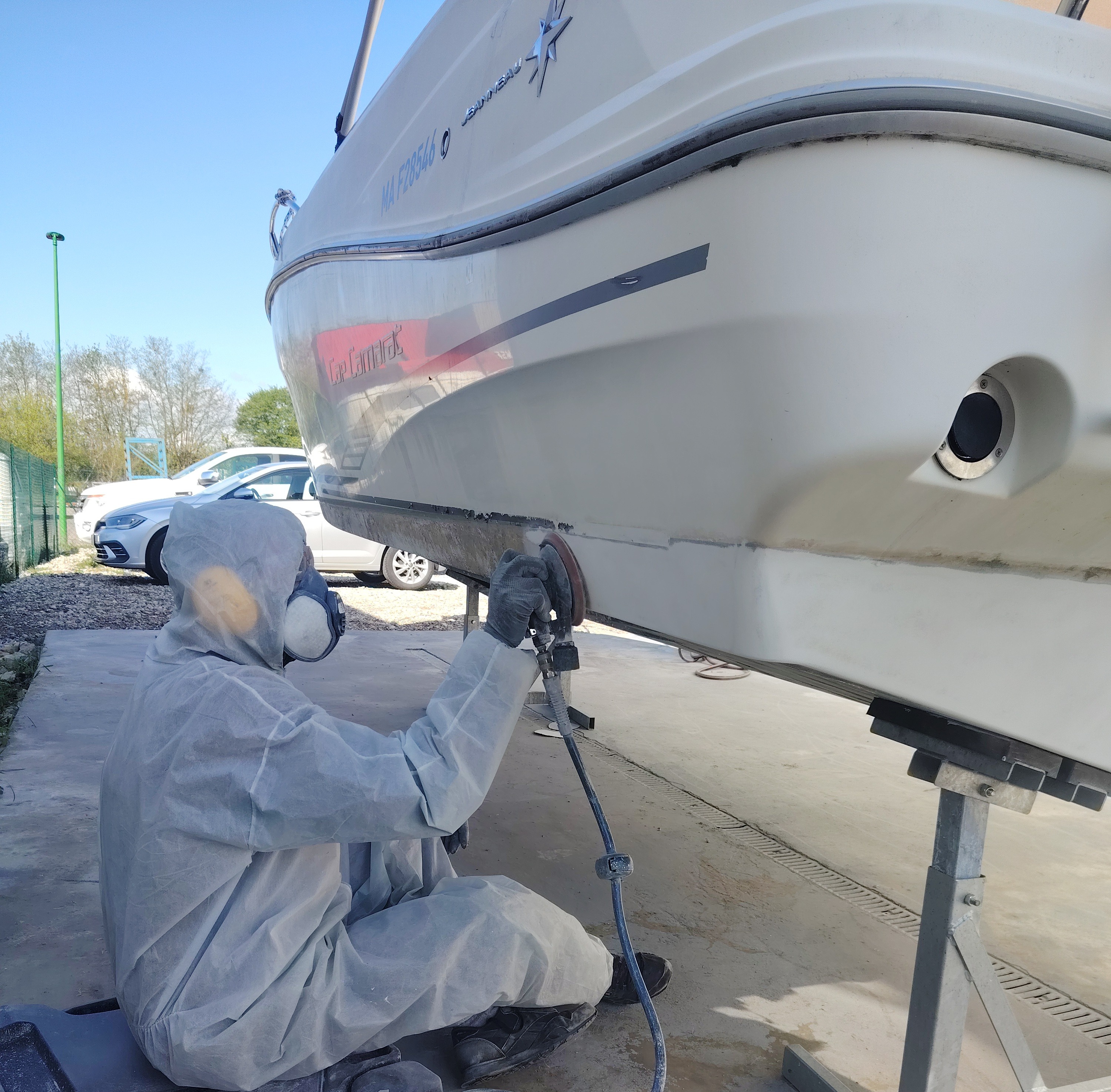 Rénovation complète de carène - Décapage à blanc et nouvel antifouling