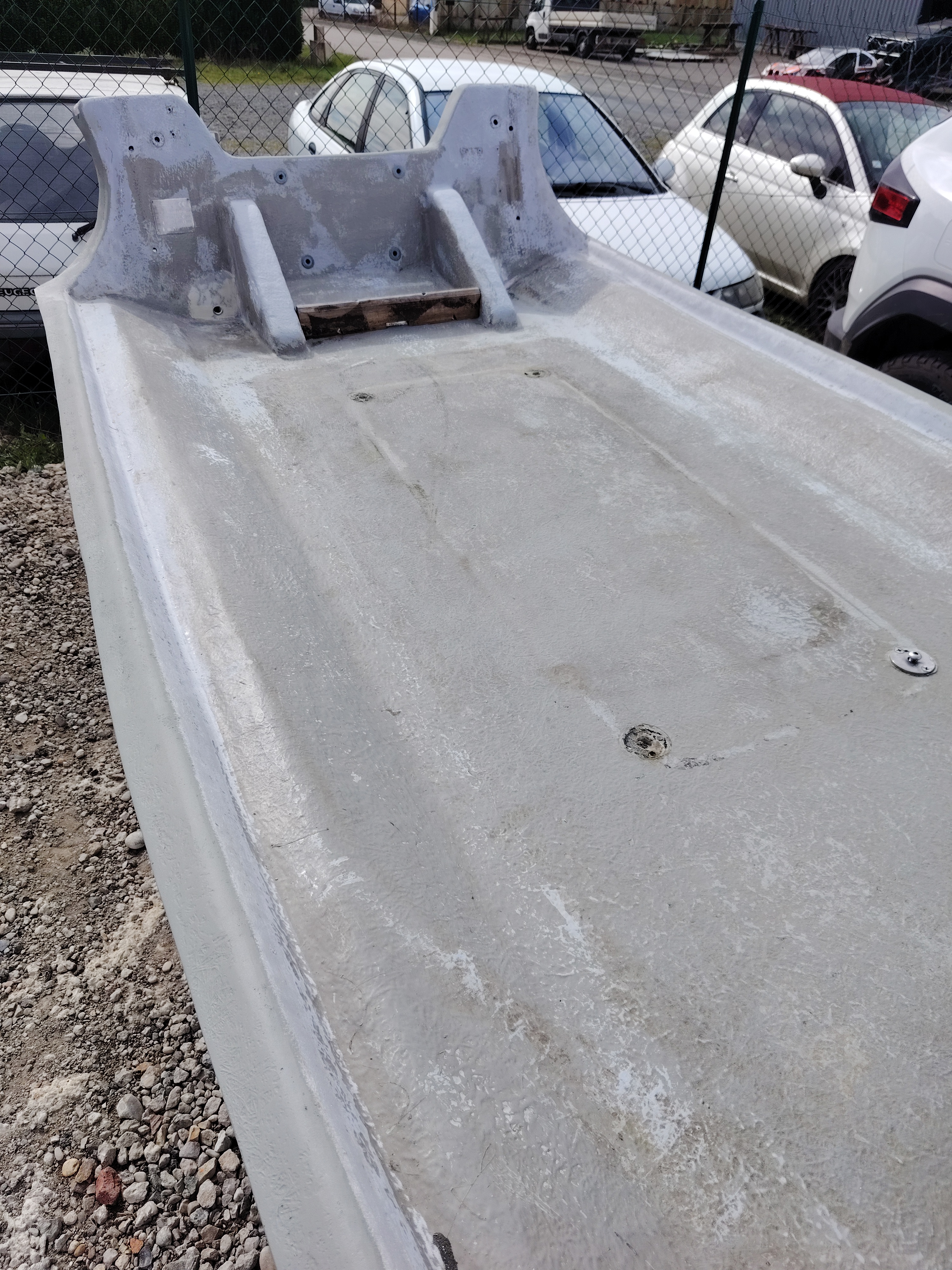 Retubing semi-rigide - Préparation de la coque avant pose du nouveau flotteur PVC