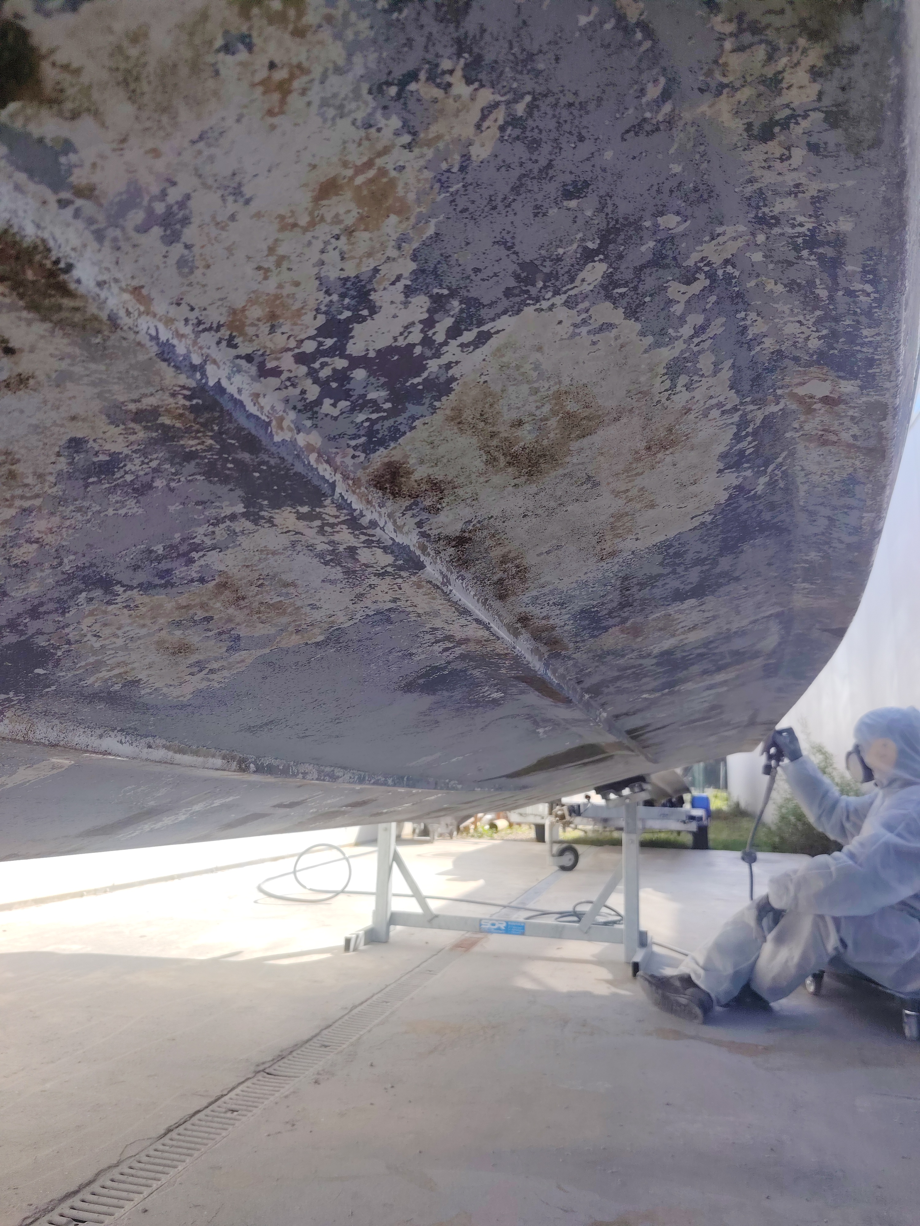 Rénovation complète de carène - Décapage à blanc et nouvel antifouling