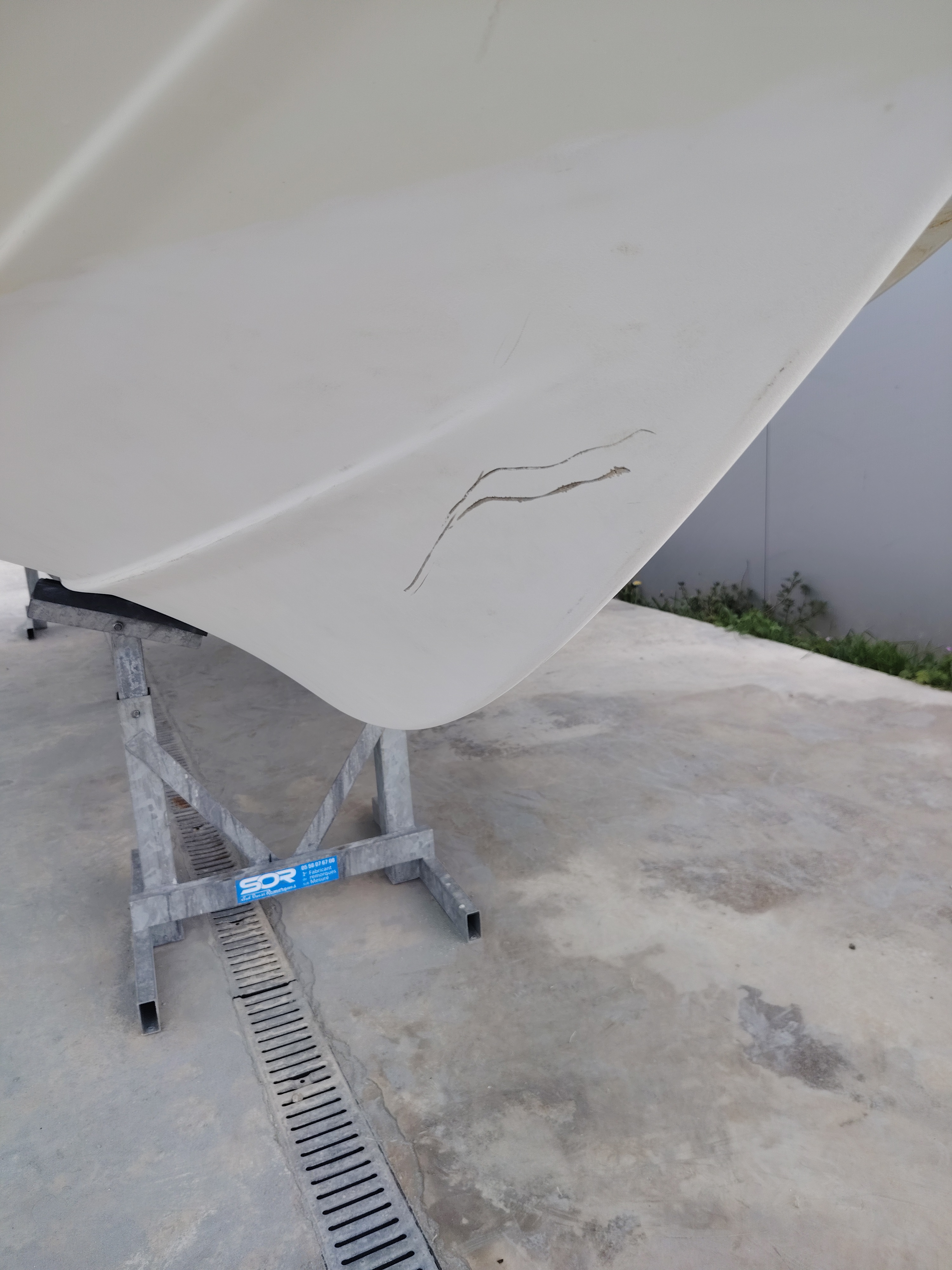 Rénovation complète de carène - Décapage à blanc et nouvel antifouling