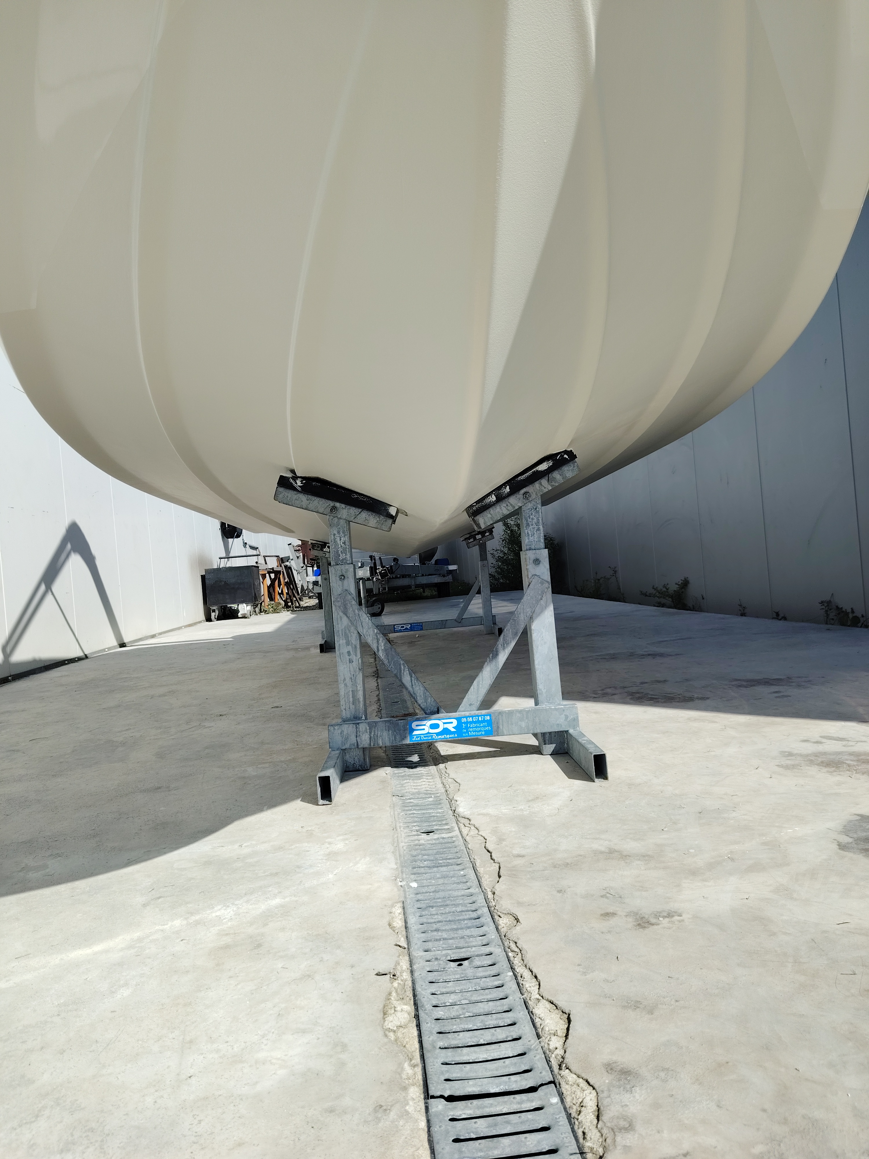Rénovation complète de carène - Décapage à blanc et nouvel antifouling