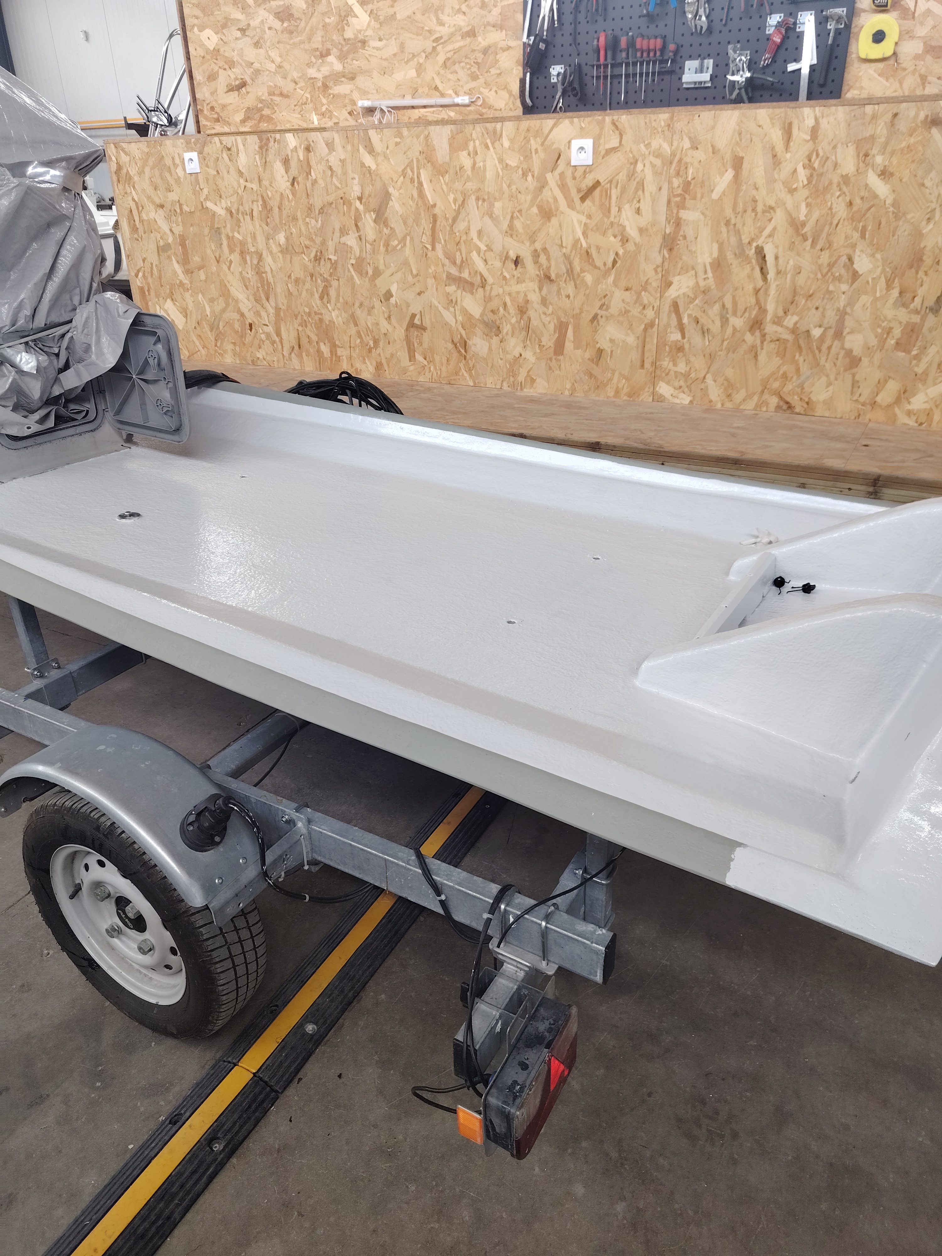 Retubing semi-rigide - Préparation de la coque avant pose du nouveau flotteur PVC